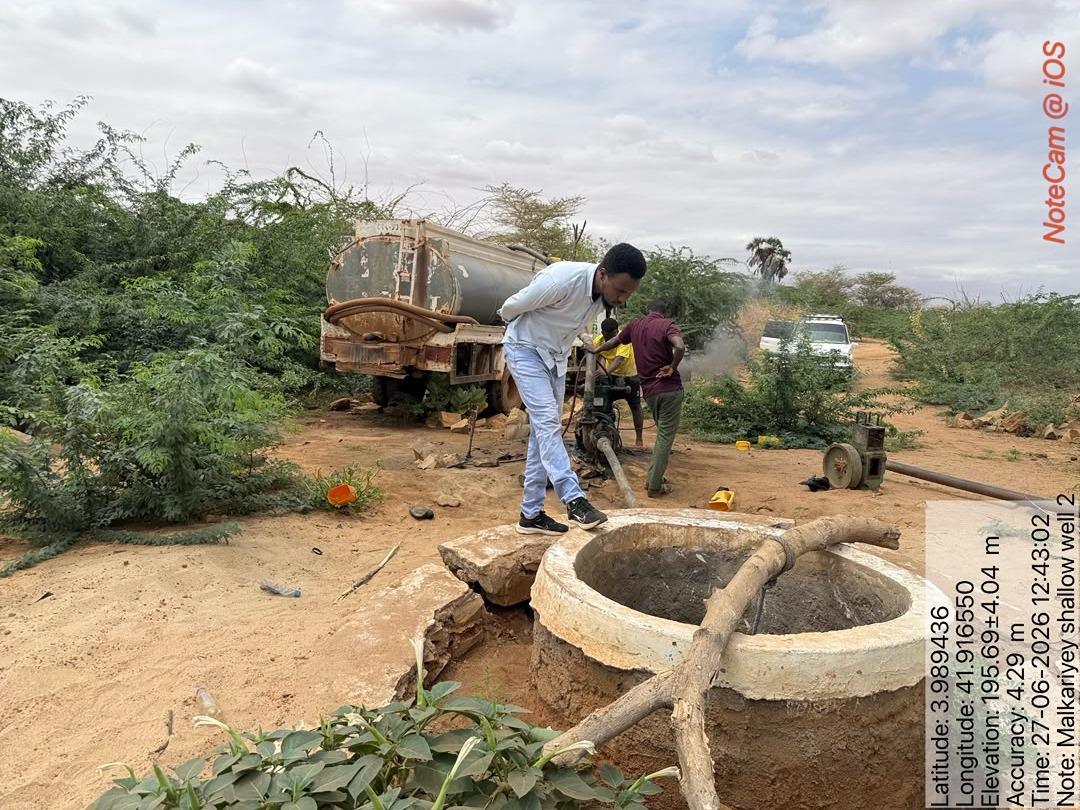 LLG team working at a shallow well on the Dawa floodplain near Belet Hawa